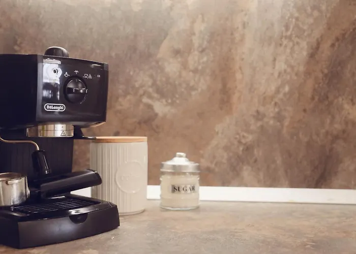 With Free Parking By Apartmax * וארנה