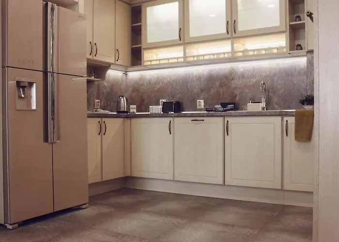 With Free Parking By Apartmax * וארנה